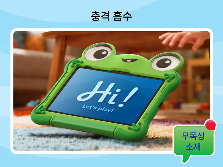 iPad 10세대 및 11세대용 디즈니 토이 스토리 5 릴리패드 케이스가 카펫 위에 놓여 있고, 태블릿 화면에 "안녕! 놀자!"라는 문구가 표시되어 있으며 충격을 흡수하는 설계와 무독성 소재를 강조한 이미지