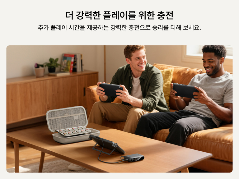 두 남자가 Nintendo Switch 2 콘솔로 게임을 하는 동안 Belkin 게이밍 충전 케이스로 커피 테이블에 있는 장치에 전원을 공급하는 모습. 내장된 게임 카드 보관 및 충전 기능을 통해 장시간 플레이가 가능하다는 점을 보여 줍니다.