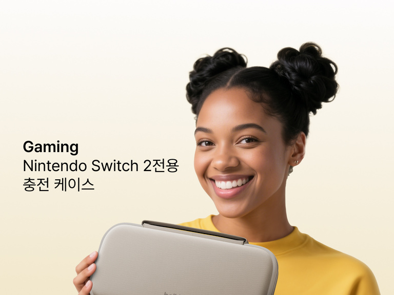 노란 셔츠를 입고 미소를 지은 여성이 Belkin Belkin Nintendo Switch 2용 게이밍 충전 케이스를 들고 있습니다. 이 케이스는 휴대하기 편리하면서도 보호와 이동 중 충전을 제공하도록 설계된 제품입니다.