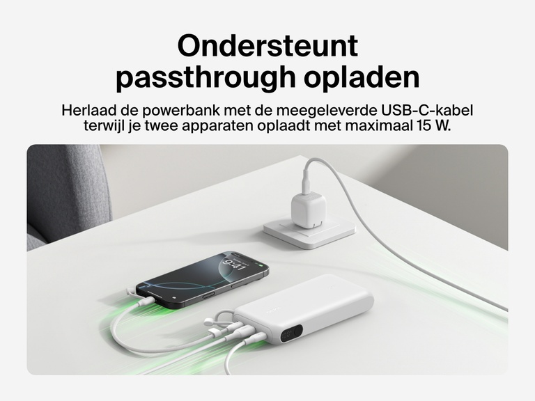 Afbeelding van de Belkin BoostCharge 20.000mAh-powerbank met display tijdens passthrough-opladen, waarbij deze twee apparaten oplaadt met maximaal 15 W en zelf wordt opgeladen via de meegeleverde USB-C-kabel.