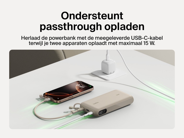 Afbeelding van de Belkin BoostCharge 20.000mAh-powerbank met display tijdens passthrough-opladen, waarbij deze twee apparaten oplaadt met maximaal 15 W en zelf wordt opgeladen via de meegeleverde USB-C-kabel.
