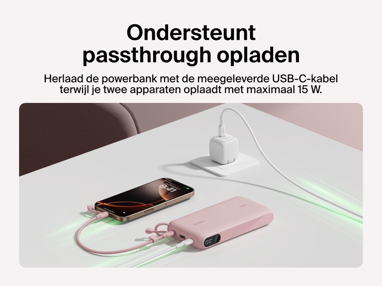 Afbeelding van de Belkin BoostCharge 20.000mAh-powerbank met display tijdens passthrough-opladen, waarbij deze twee apparaten oplaadt met maximaal 15 W en zelf wordt opgeladen via de meegeleverde USB-C-kabel.