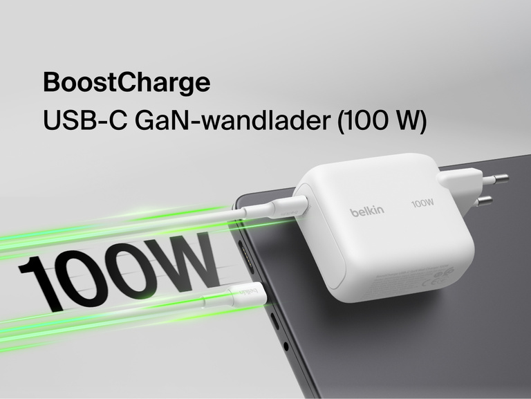 Belkin UltraCharge compacte 45W-wandlader met een uittrekbare kabel, aangesloten op een smartphone voor het snel opladen van je apparaat.