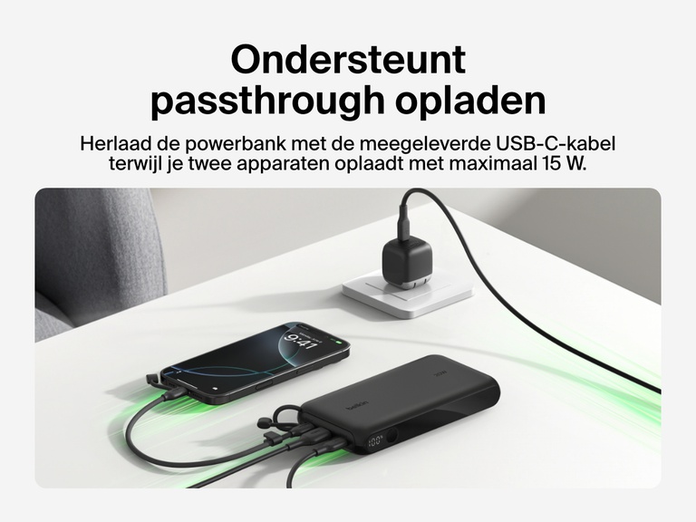 Afbeelding van de Belkin BoostCharge 20.000mAh-powerbank met display tijdens passthrough-opladen, waarbij deze twee apparaten oplaadt met maximaal 15 W en zelf wordt opgeladen via de meegeleverde USB-C-kabel.