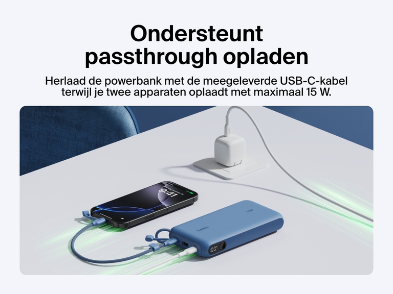Afbeelding van de Belkin BoostCharge 20.000mAh-powerbank met display tijdens passthrough-opladen, waarbij deze twee apparaten oplaadt met maximaal 15 W en zelf wordt opgeladen via de meegeleverde USB-C-kabel.