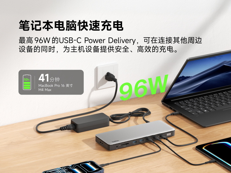 桌面上，一个 Thunderbolt 4 扩展坞连接到一台 MacBook Pro，突显其与 16 英寸 MacBook Pro M4 Max 的兼容性，并展示了多个连接的端口和缆线。