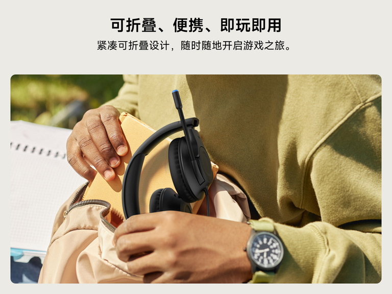 一名学生将可折叠的适用于 Nintendo Switch 2 的贝尔金 Inspire 儿童有线游戏耳机放入背包的特写，展示其便携、适合旅行的设计，可随时随地畅玩游戏。