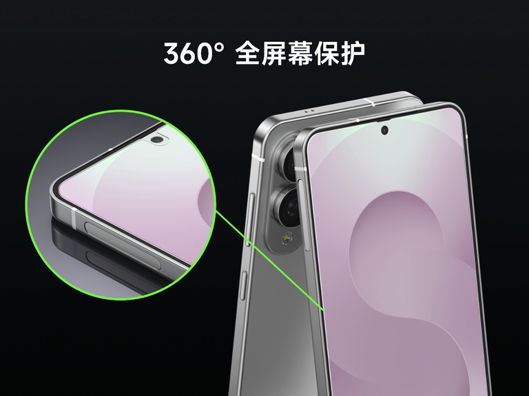 贴有屏幕保护膜的 Samsung Galaxy S25 Edge 特写视图，以放大细节展示 360&deg; 全方位屏幕保护。