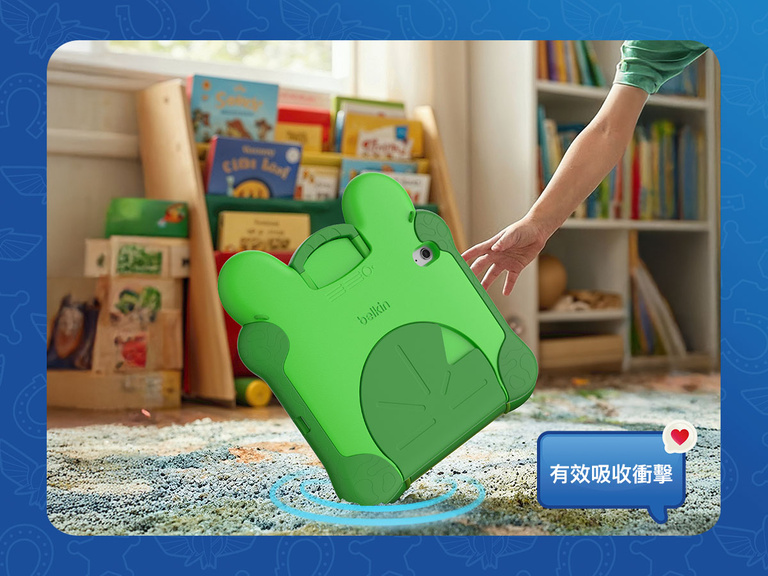 迪士尼玩具總動員 5 Lilypad 保護殼（適用於 iPad 第 10 代和第 11 代）放置於地毯上，平板電腦顯示「嗨！一起來玩吧！」強調其防震設計與無毒材質