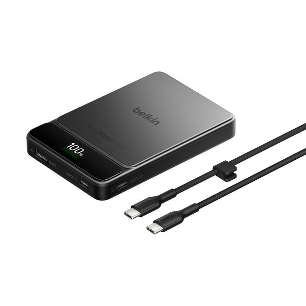 Belkin UltraCharge Pro 10K შავი გარე დამტენი და USB-C კაბელი თეთრ ფონზე