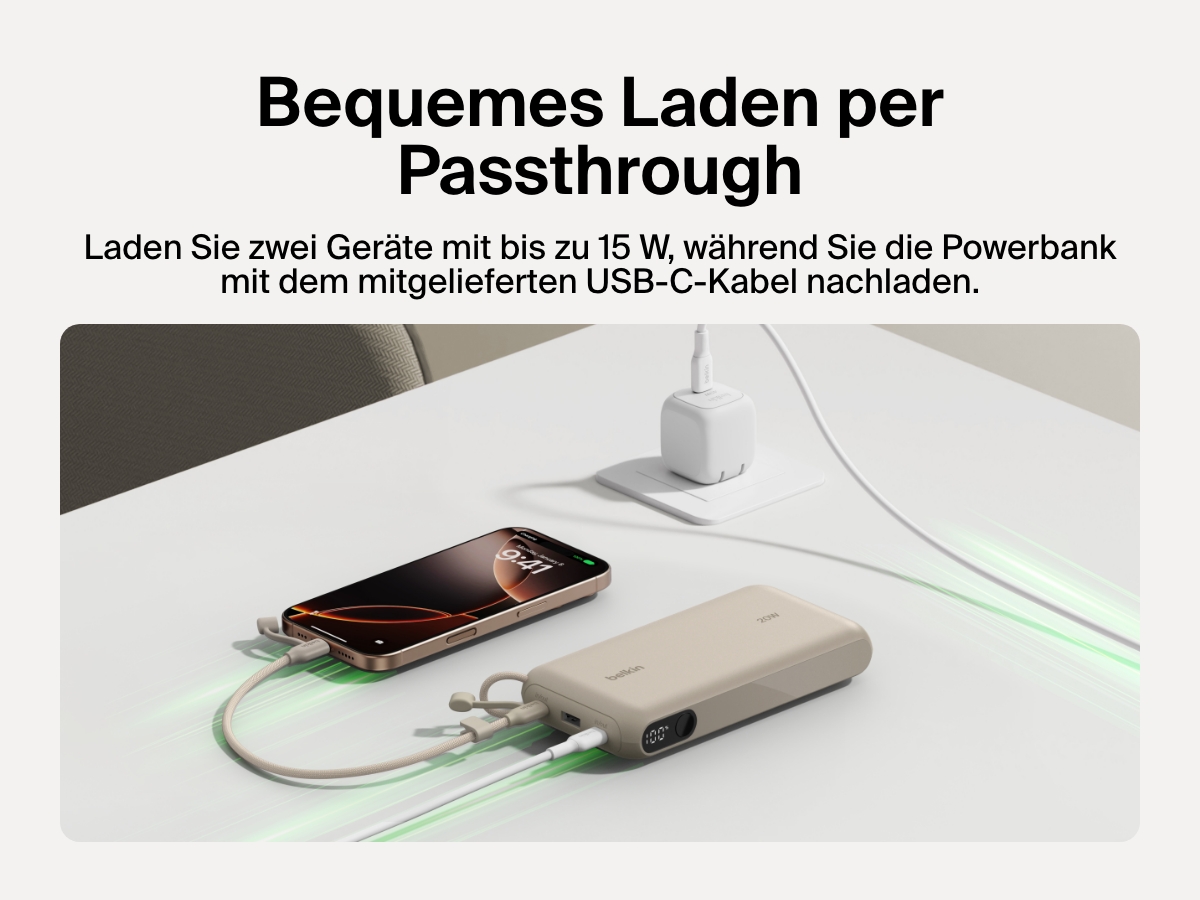 Es wird gezeigt, wie die Belkin BoostCharge Powerbank 20K mit Display mit dem Passthrough-Laden zwei Ger&auml;te mit bis zu 15&nbsp;W aufl&auml;dt und dabei gleichzeitig mit dem mitgelieferten USB-C-Kabel nachgeladen wird.