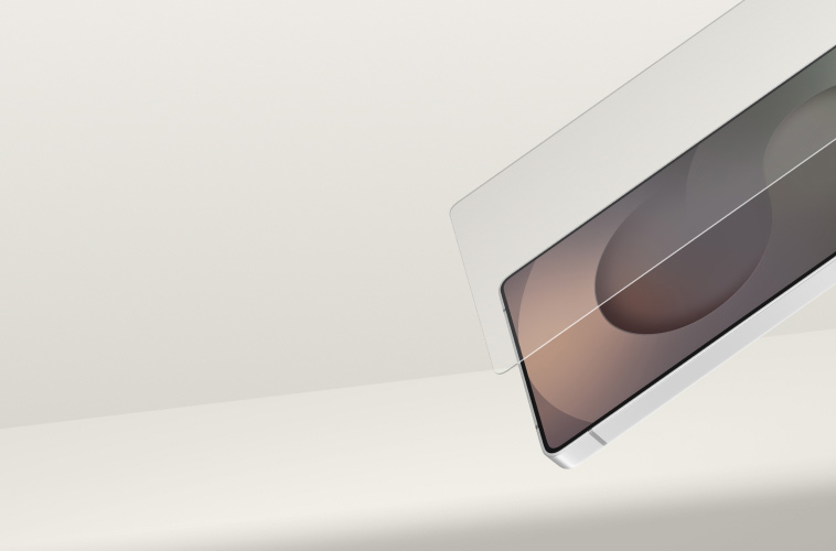 Durchsichtiger antimikrobieller InvisiGlass Displayschutz mit abgerundeten Kanten und Aussparung an der Oberseite ist in schr&auml;ger Ausrichtung vor einem neutralen Hintergrund abgebildet, um sein schlankes, stylisches Design zur Geltung zu bringen.