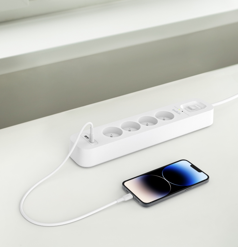 Rechargez vos appareils compatibles USB-C et USB-A gr&acirc;ce au parafoudre Belkin avec ports USB-C et USB-A (4&nbsp;prises &eacute;lectriques, 1&nbsp;port USB-C et 1&nbsp;port USB-A) 