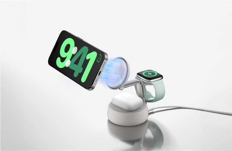 Supporto di ricarica wireless 3 in 1 di colore bianco di Belkin, in grado di ricaricare nello stesso istante iPhone, Apple Watch e AirPods, con allineamento magnetico mostrato per il telefono.