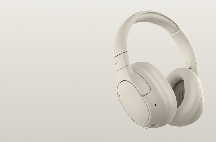 SoundForm Isolate Noise Cancelling Over-Ear-Kopfh&ouml;rer ist in stylischem, sandfarbenem Design mit gepolsterten H&ouml;rmuscheln vor einem neutralen Hintergrund abgebildet.