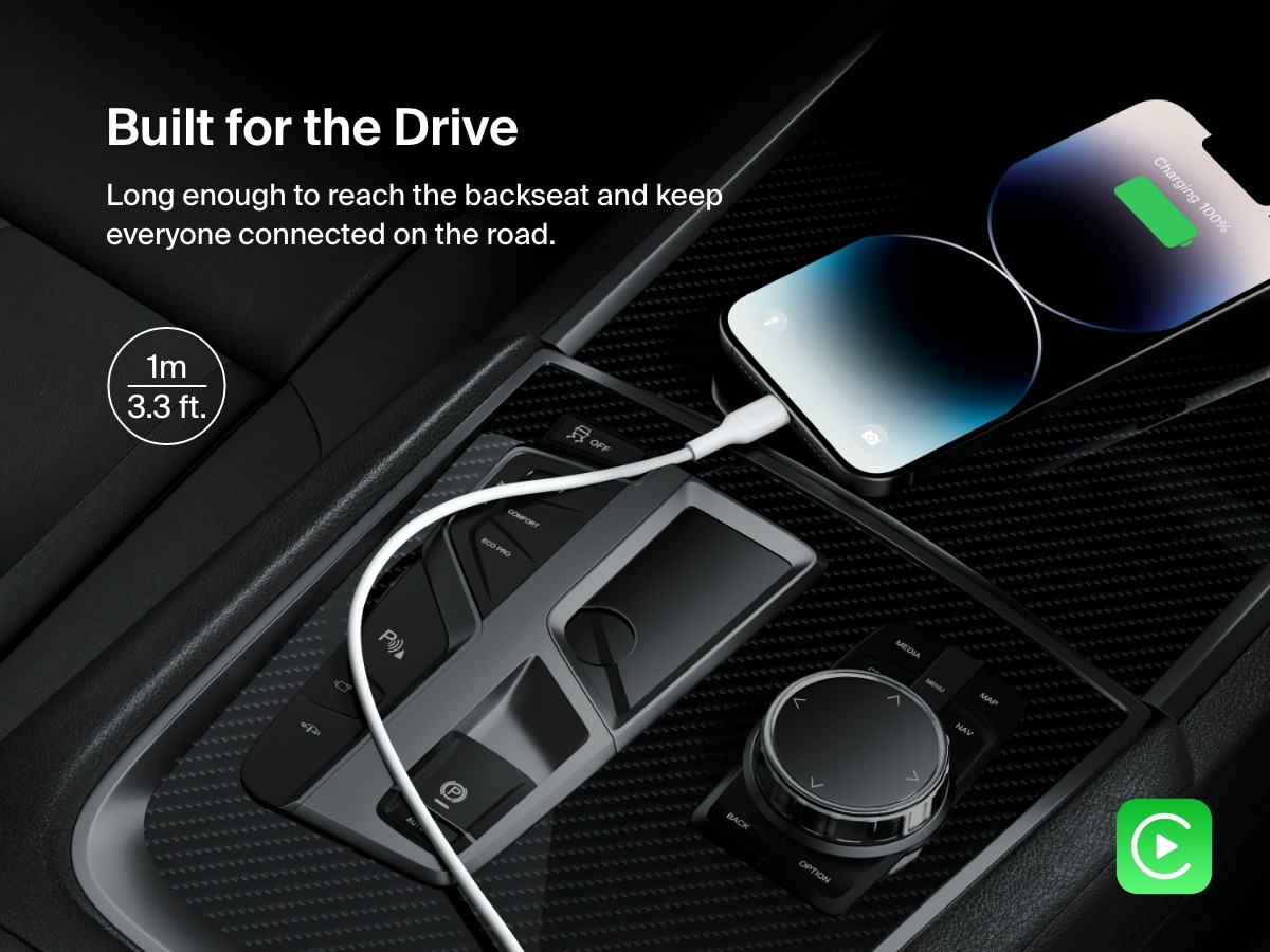 圖中顯示線長 1 米 (3.3 呎) 的 Belkin BoostCharge USB-C 至 Lightning 連接線正在為車上的 iPhone 充電，最適合後座乘客連接使用，並支援 Apple CarPlay。