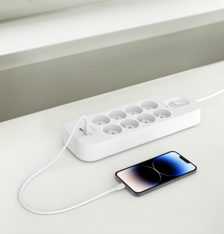 Gardez vos appareils connect&eacute;s gr&acirc;ce au parafoudre Belkin 8&nbsp;prises avec ports USB-C et USB-A.