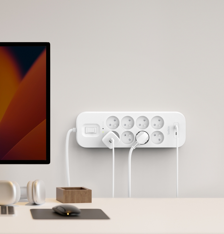 Le parafoudre Belkin 8&nbsp;prises avec 2&nbsp;ports USB-C est dot&eacute; de supports muraux int&eacute;gr&eacute;s et d'un cordon d&rsquo;alimentation de 2&nbsp;m.