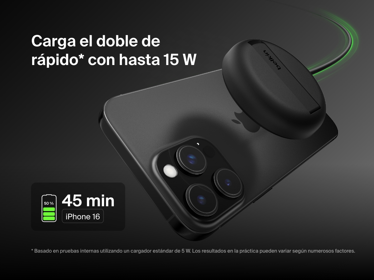 Se muestra una base magn&eacute;tica de carga inal&aacute;mbrica con Qi2 de 15 W BoostCharge Pro de Belkin de color negro cargando un iPhone 16. Se hace hincapi&eacute; en su capacidad de cargarlo al 50 % en 45 minutos por medio de carga r&aacute;pida.