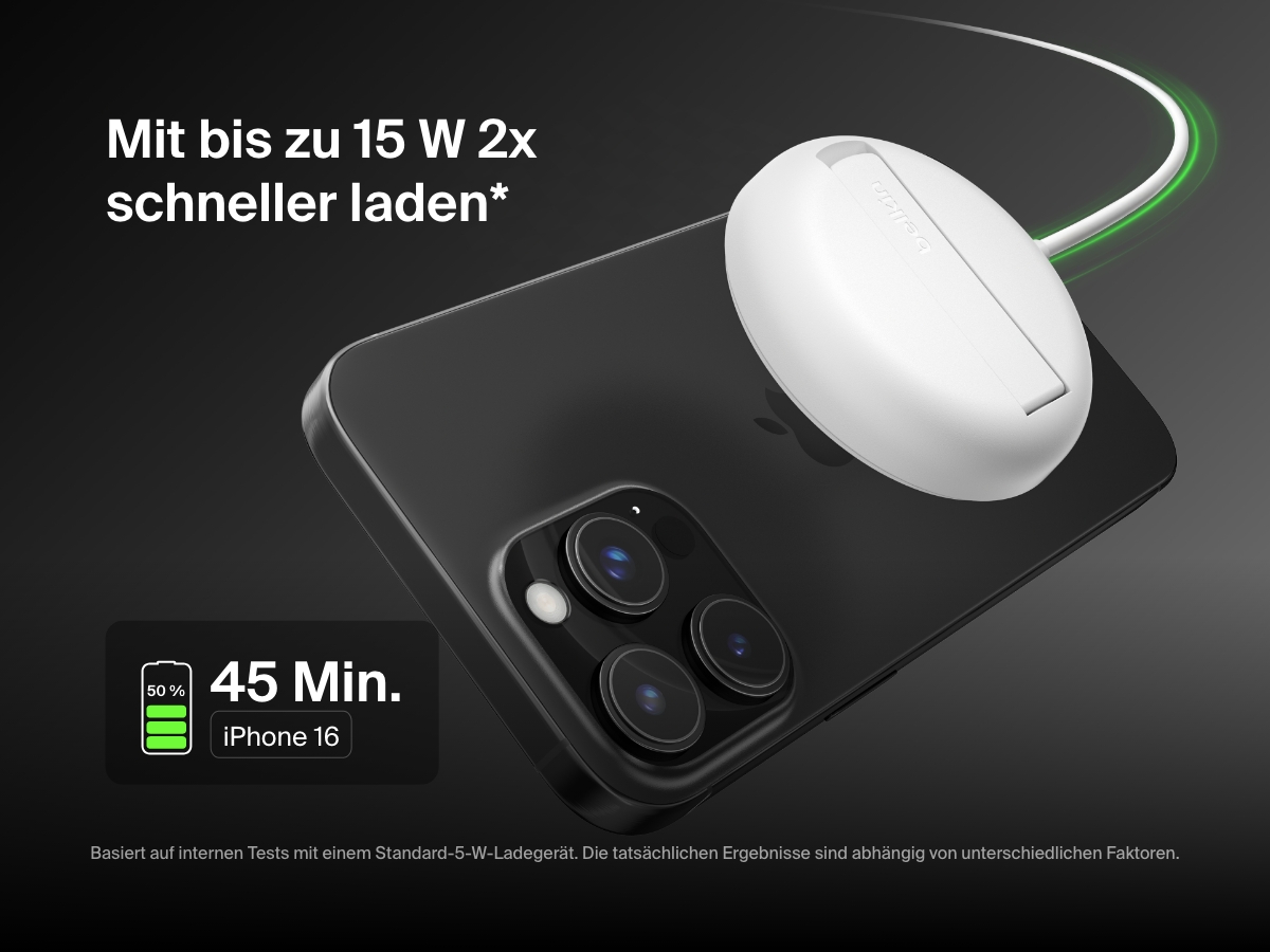 Ein wei&szlig;es, magnetisches, kabelloses Belkin BoostCharge Pro-Ladeger&auml;t mit Qi2 und 15 Watt wird gezeigt, wie es ein iPhone 16 aufl&auml;dt, und veranschaulicht damit, wie es 50 % in 45 Minuten mit der 15-Watt-Schnellladefunktion aufladen kann.