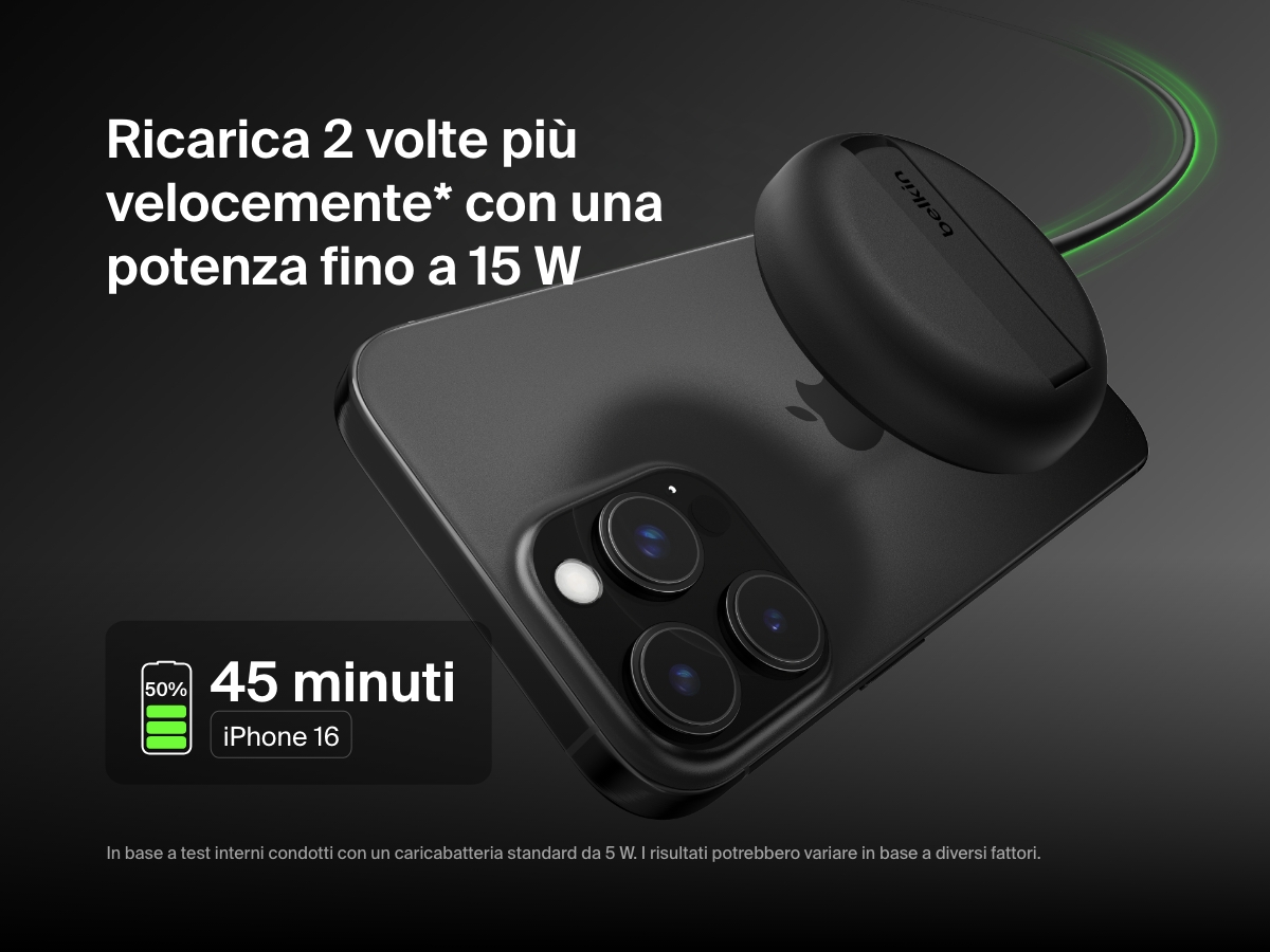 Un tappetino di ricarica wireless magnetica con Qi2 da 15 W BoostCharge Pro Belkin di colore nero che ricarica un iPhone 16, con in evidenza la sua capacit&agrave; di ricaricarlo fino al 50% in 45 minuti, grazie alla potenza di ricarica di 15 W.