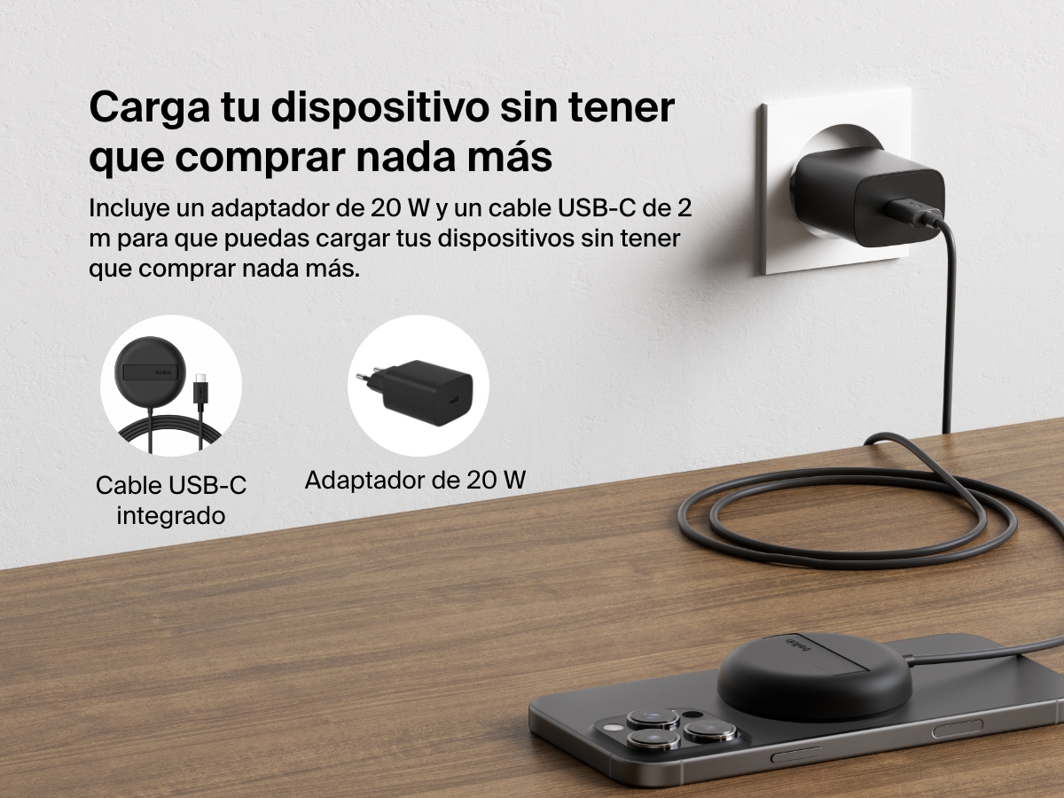 Se muestra una base magn&eacute;tica de carga inal&aacute;mbrica con Qi2 de 15 W BoostCharge Pro de Belkin de color negro sobre un escritorio, resaltando el adaptador de corriente de 20 W incluido y el cable USB-C de 2 m integrado que hacen de este producto una soluci&oacute;n de carga completa.