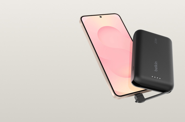 Die BoostCharge Powerbank 10K mit integriertem Kabel in Schwarz und Rosa in kompaktem Format mit integriertem Ladekabel und LED-Akkustandanzeige ist vor einem neutralen Hintergrund zu sehen.
