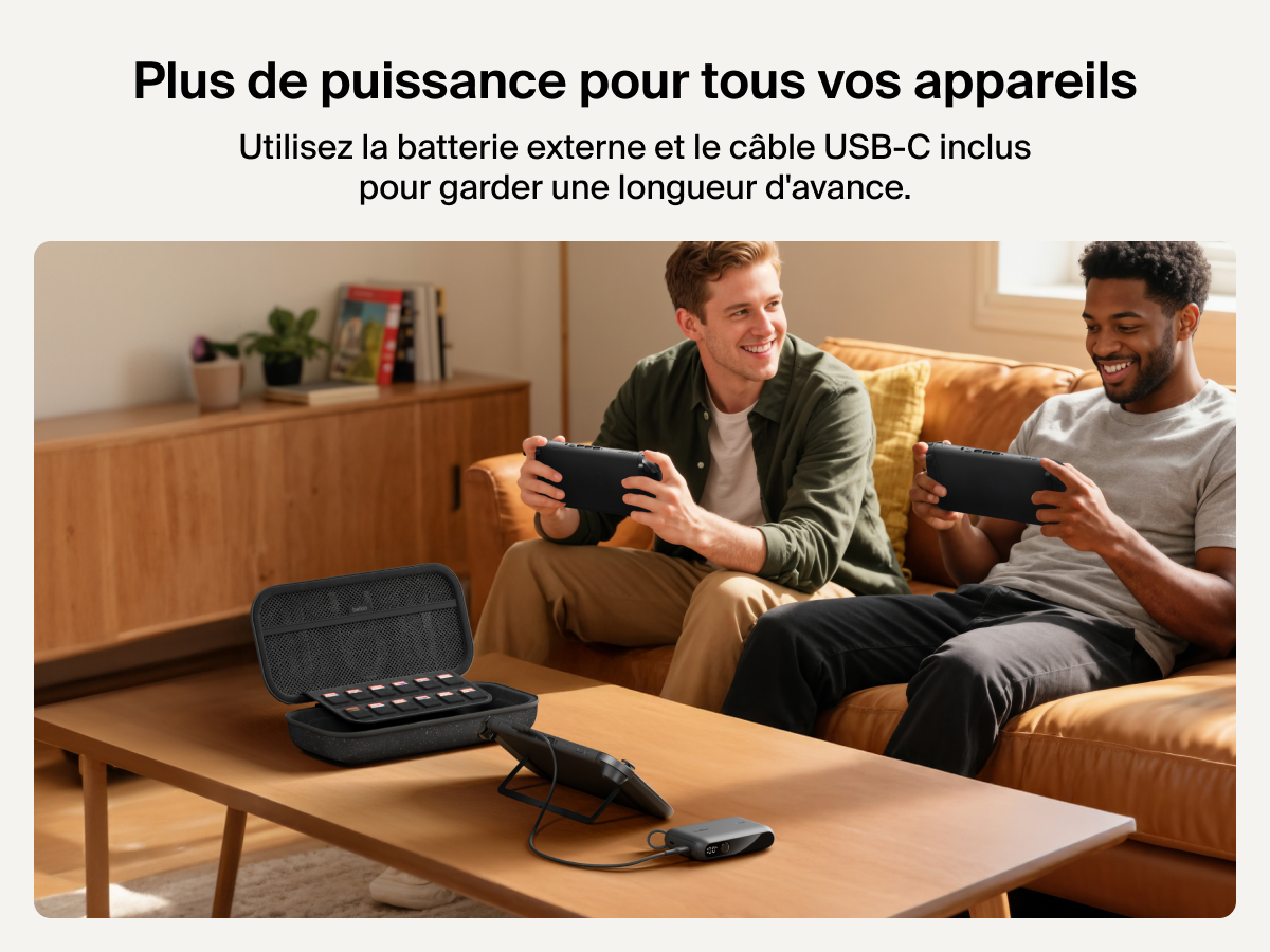 Image de deux&nbsp;hommes en train de jouer sur une console Nintendo&nbsp;Switch&nbsp;2 avec pochette de rangement et sa batterie externe Belkin Gaming rechargeant un appareil sur une table basse, ce qui permet de mettre en avant les compartiments de rangement pour cartes de jeux et la fonction de recharge du produit Belkin.