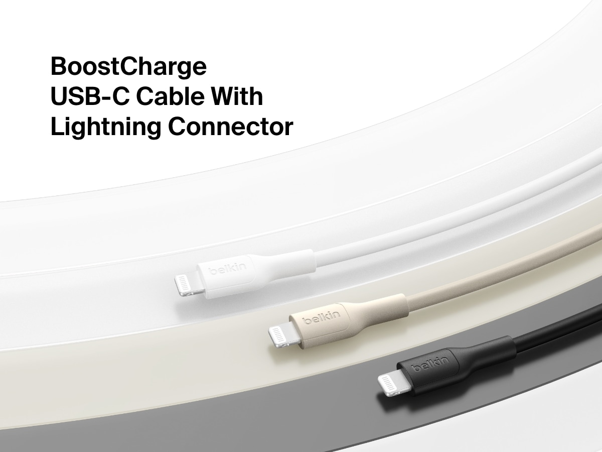 圖中顯示白色、砂色和黑色的 Belkin BoostCharge USB-C 至 Lightning 連接線，可為 Apple 裝置快速充電和同步數據。