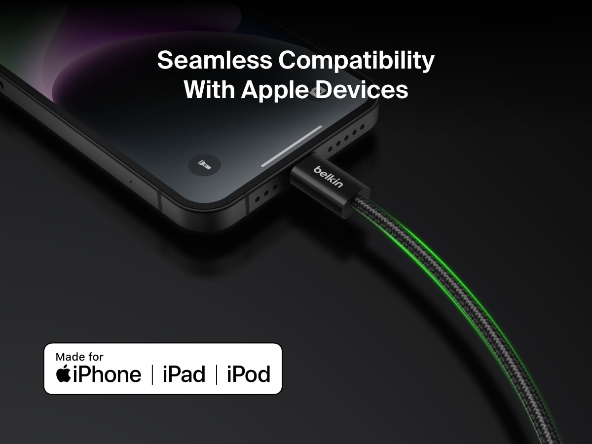 Belkin BoostCharge USB-Cケーブル（Lightningコネクタ付き）がiPhoneに接続され、iPhone、iPad、iPodなどのAppleデバイスとのシームレスな互換性を示しています。