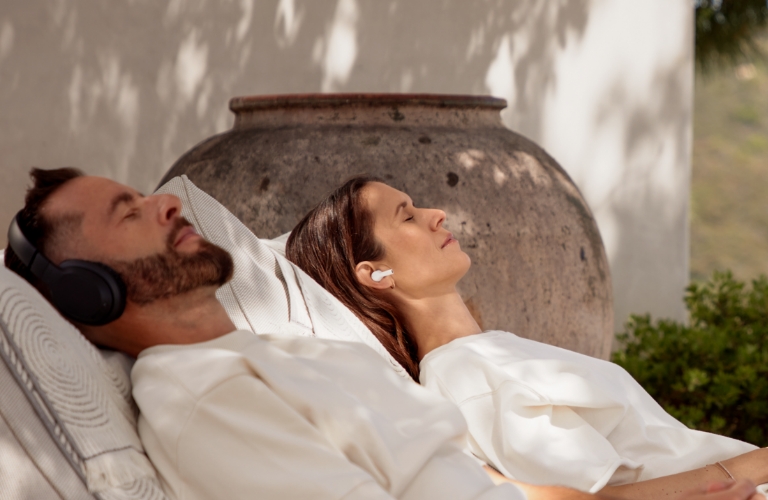 Connectez-vous et d&eacute;tendez-vous avec les accessoires de voyage de la station.