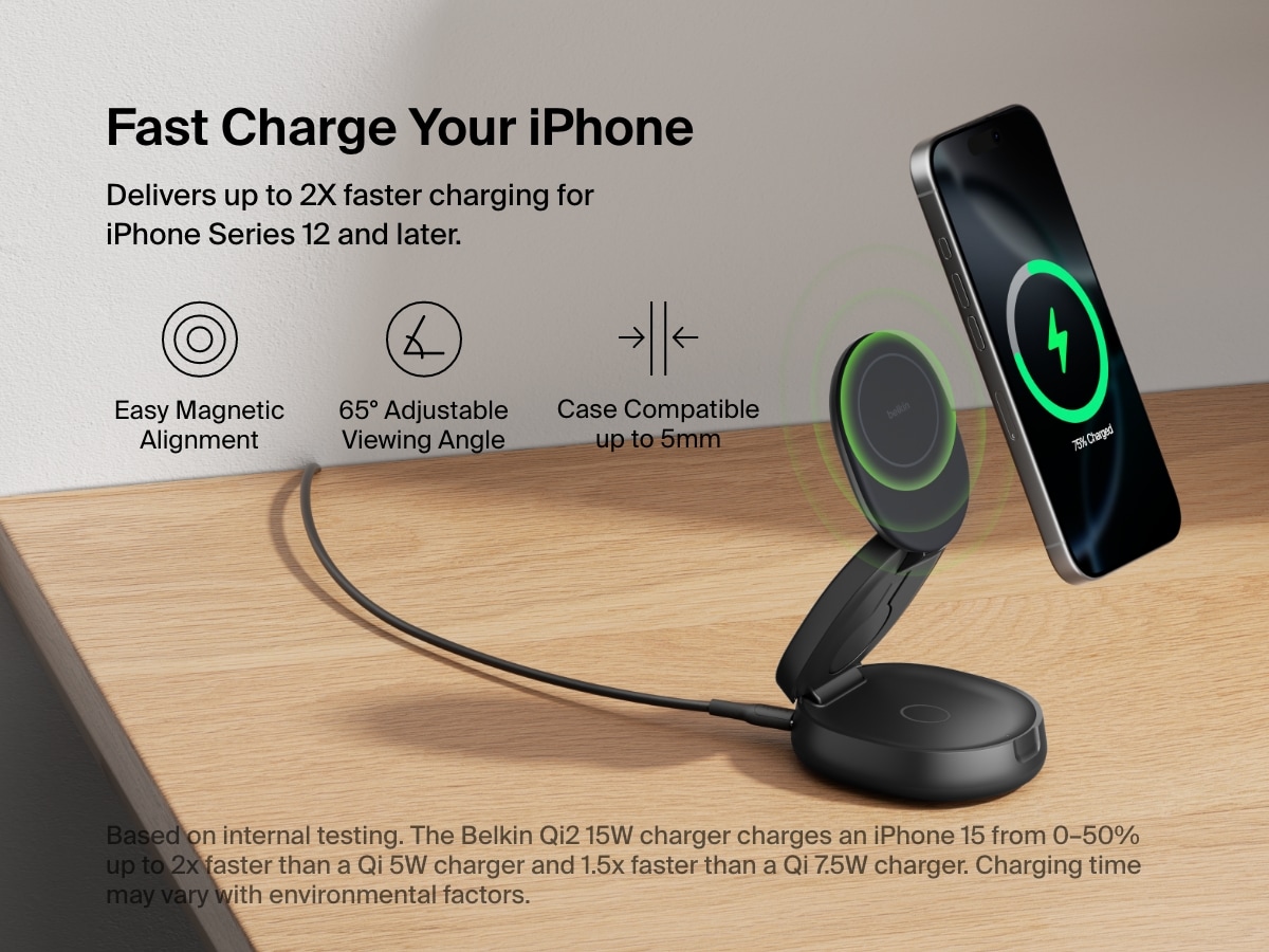 Belkin BoostCharge Qi2 3-in-1 Compact Magnetic Charging Standは、磁気装着でiPhoneを充電し、65度の調整可能な角度、5mmまでのケース互換性、Qi2急速充電機能を搭載しています。
