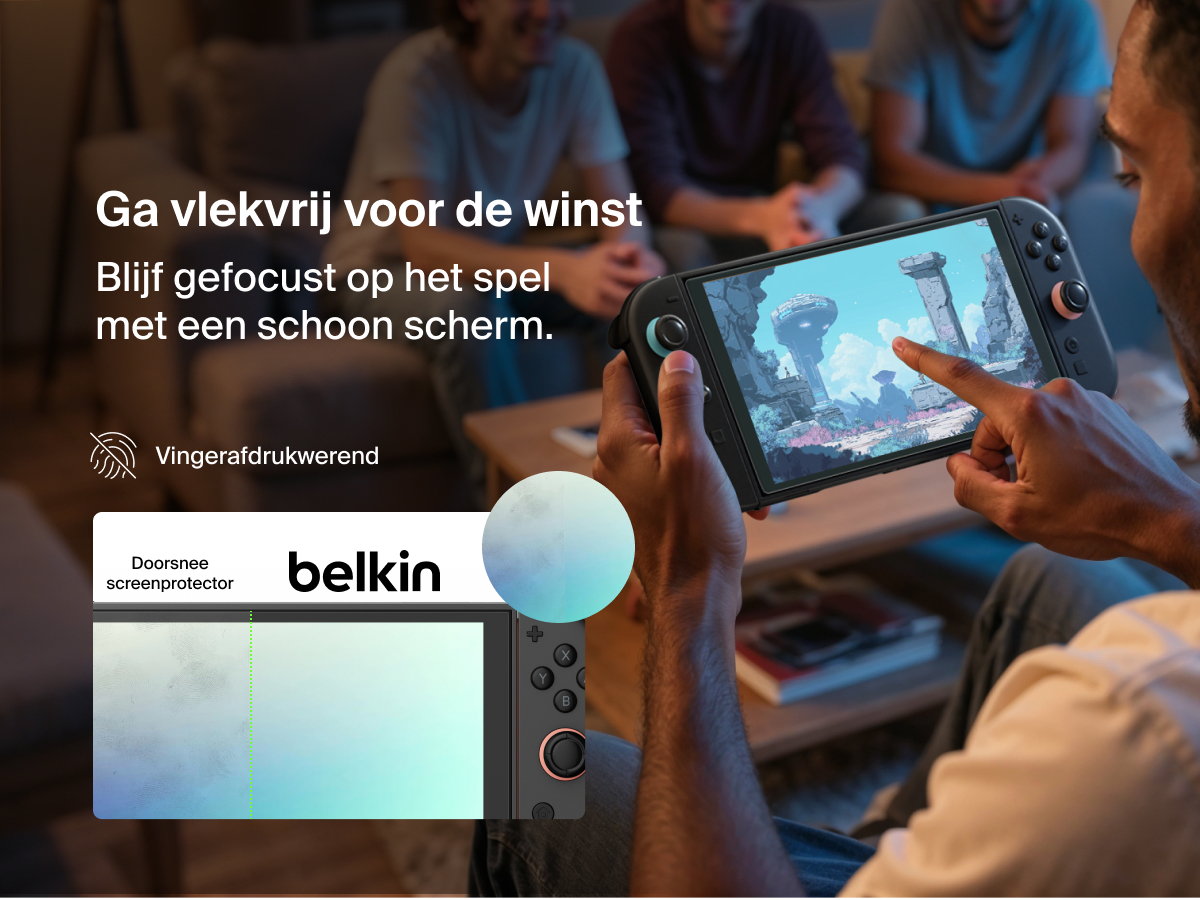 Een man speelt een game op een Nintendo Switch&nbsp;2 terwijl hij in een gezellige woonkamer zit met vrienden op de achtergrond. De tekst "Vlekvrije overwinning" aan de linkerkant benadrukt de vingerafdrukwerende eigenschap van de Belkin-screenprotector. Een vergelijkende afbeelding eronder laat zien dat de Belkin-screenprotector schoon blijft, terwijl een gewone screenprotector er vlekkerig en vies uitziet. Dit onderstreept dat Belkin zorgt voor een helder en schoon scherm om ononderbroken te gamen.