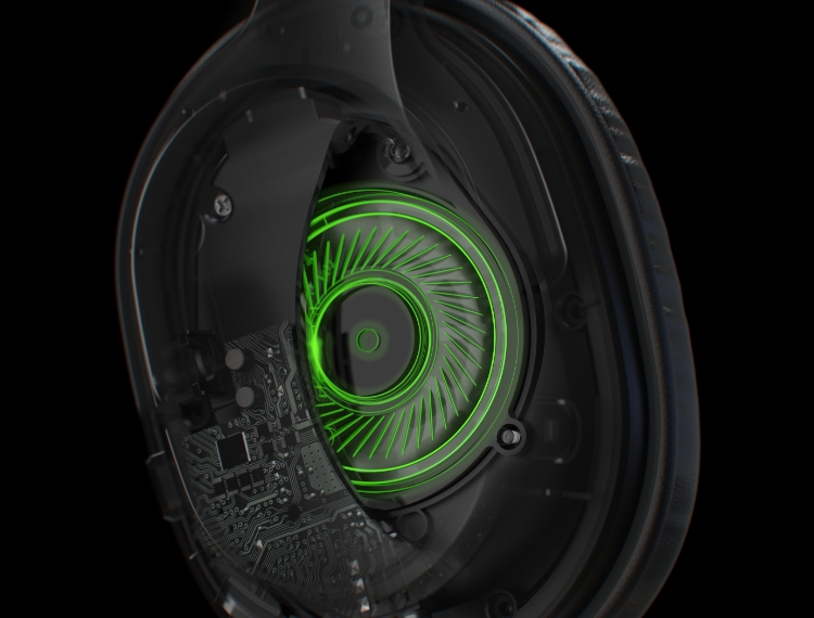 De afbeelding toont de binnenkant van de driver van een over-ear koptelefoon. De geavanceerde technologie wordt benadrukt met een gedetailleerd moederbord en een oplichtende groene ring. De zwarte achtergrond vergroot het contrast en accentueert de geavanceerde componenten uit, wat duidt op een focus op audiokwaliteit en technische precisie.