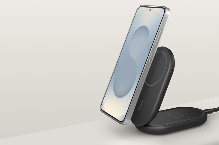 Die BoostCharge magnetische, einklappbare, kabellose 2-in-1-Ladestation mit Qi2 (15&nbsp;W) in stylischem schwarzem Design mit zwei Ladefl&auml;chen und angeschlossenem Kabel wird vor einem neutralen Hintergrund gezeigt.