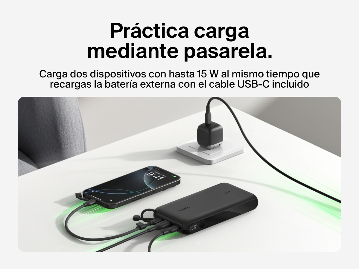 Se muestra la bater&iacute;a externa 20K con pantalla BoostCharge de Belkin cargando por pasarela dos dispositivos con hasta 15 W al mismo tiempo que se recarga por el cable USB-C incluido.