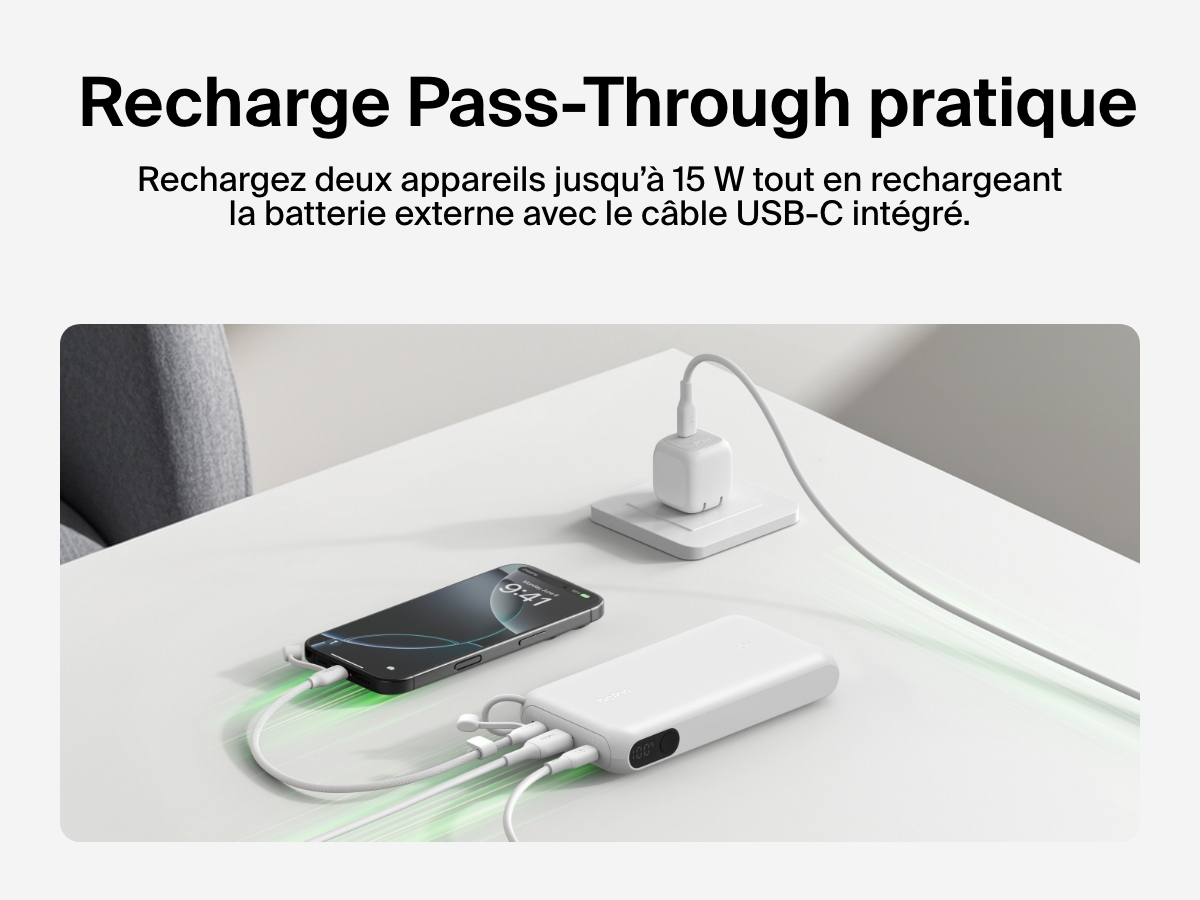 Image d'une batterie externe 20K Belkin BoostCharge avec &eacute;cran int&eacute;gr&eacute; en mode recharge Pass-Through qui consiste &agrave; recharger deux&nbsp;appareils jusqu&rsquo;&agrave; 15&nbsp;W tout en rechargeant la batterie externe avec le c&acirc;bles USB-C.