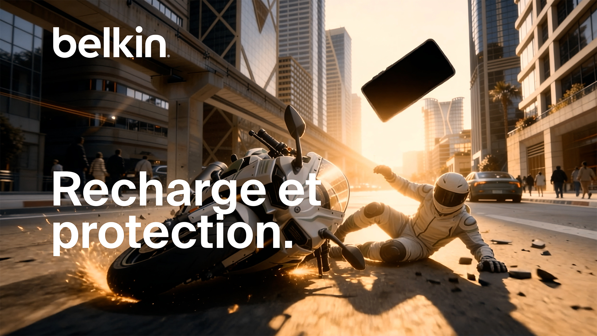 Vid&eacute;o &laquo;&nbsp;Puissance et protection&nbsp;&raquo; de Belkin montrant un motard glissant dans une rue de ville avec un smartphone volant dans les airs, illustrant ainsi la protection de l'appareil et sa durabilit&eacute;.