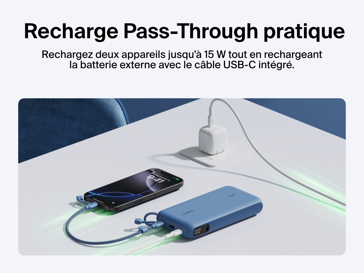 Image d'une batterie externe 20K Belkin BoostCharge avec &eacute;cran int&eacute;gr&eacute; en mode recharge Pass-Through qui consiste &agrave; recharger deux&nbsp;appareils jusqu&rsquo;&agrave; 15&nbsp;W tout en rechargeant la batterie externe avec le c&acirc;bles USB-C.