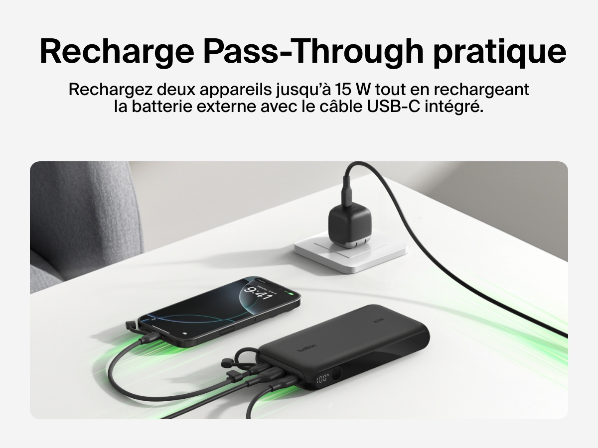 Image d'une batterie externe 20K Belkin BoostCharge avec &eacute;cran int&eacute;gr&eacute; en mode recharge Pass-Through qui consiste &agrave; recharger deux&nbsp;appareils jusqu&rsquo;&agrave; 15&nbsp;W tout en rechargeant la batterie externe avec le c&acirc;bles USB-C.
