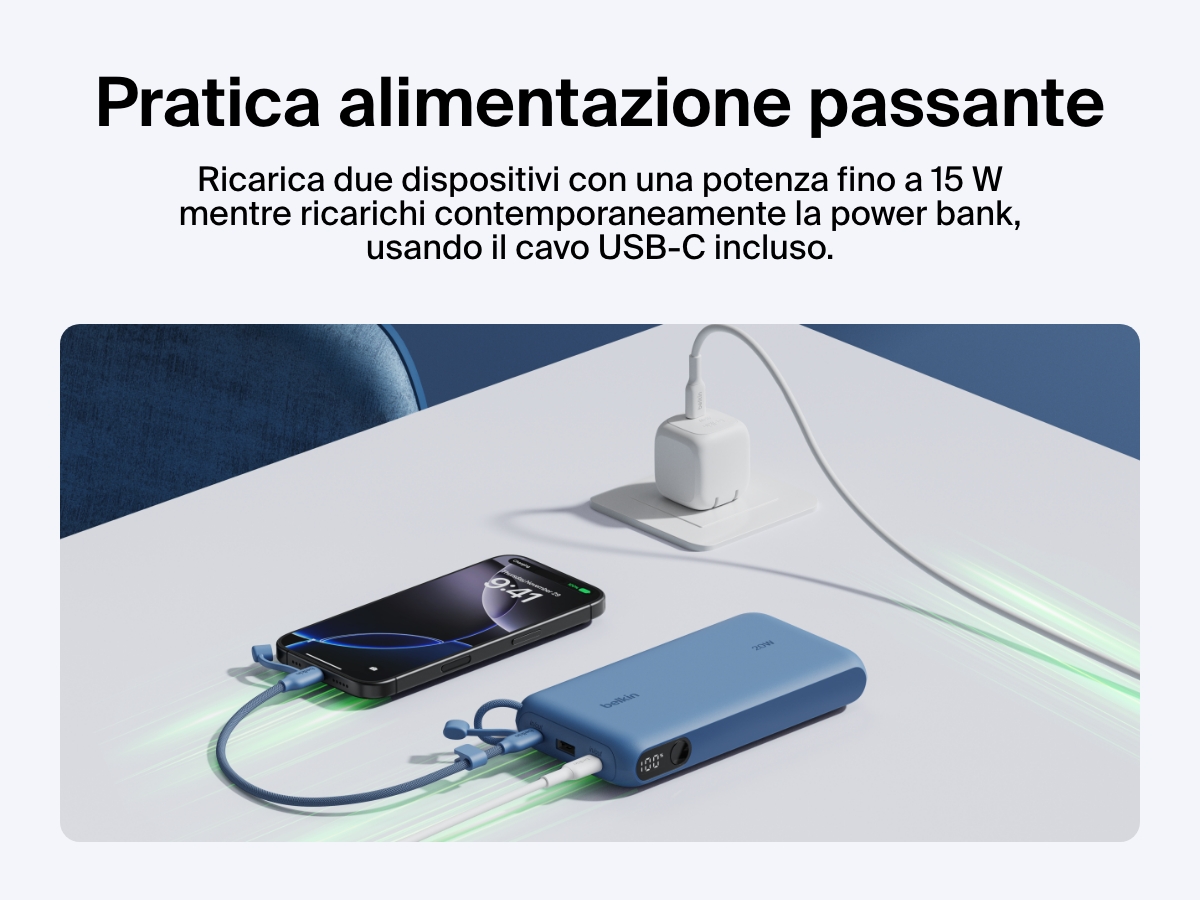 Immagine della power bank 20K con display BoostCharge Belkin con la funzionalit&agrave; di alimentazione passante, mentre ricarica due dispositivi fino a 15 W e si utilizza il cavo USB-C integrato per ricaricare la stessa power bank.