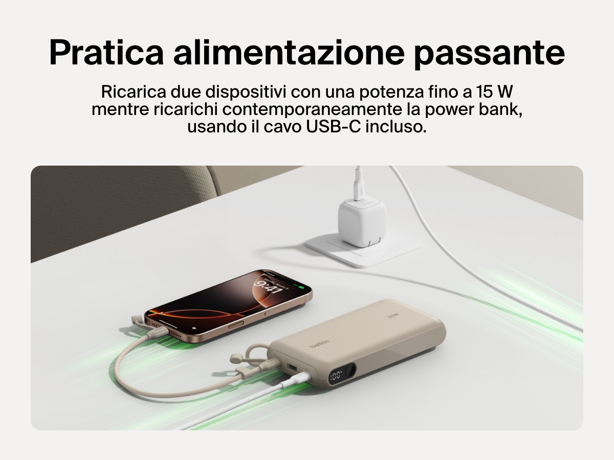 Immagine della power bank 20K con display BoostCharge Belkin con la funzionalit&agrave; di alimentazione passante, mentre ricarica due dispositivi fino a 15 W e si utilizza il cavo USB-C integrato per ricaricare la stessa power bank.