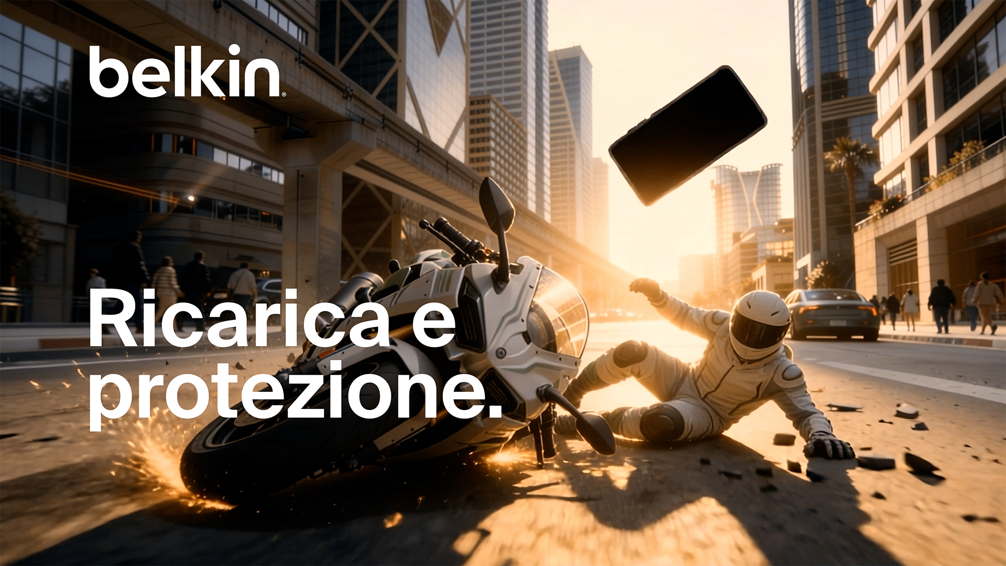 Thumbnail del video "Ricarica e protezione" di Belkin, che mostra un motociclista su una strada di citt&agrave;, mentre uno smartphone vola in aria, a dimostrare la resistenza e la massima protezione per il dispositivo.