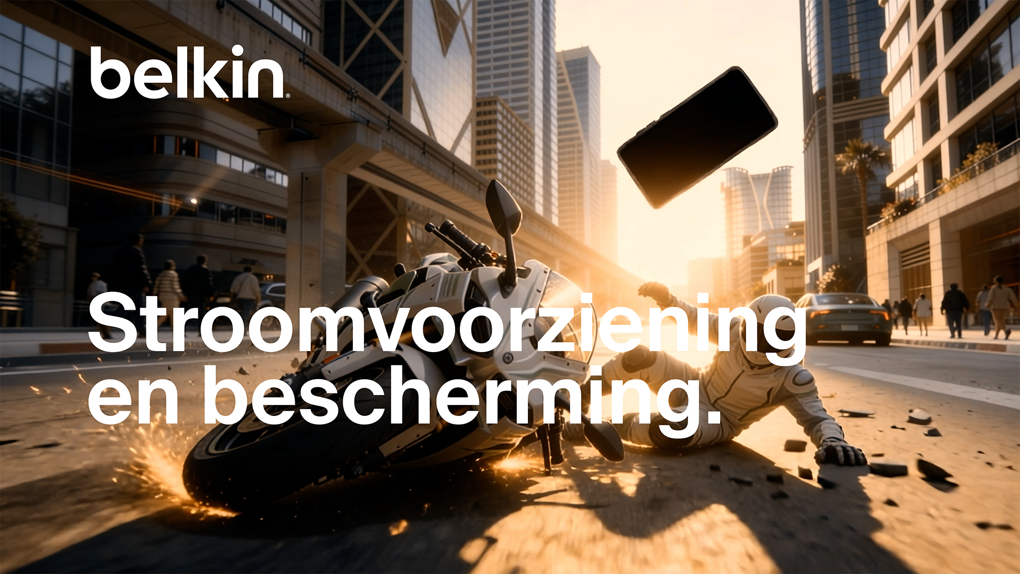 Belkin &ldquo;Stroomvoorziening en bescherming&rdquo;-video-thumbnail waarop een motorrijder door een straat racet en een smartphone door de lucht vliegt, waarmee duurzaamheid en apparaatbescherming benadrukt wordt.